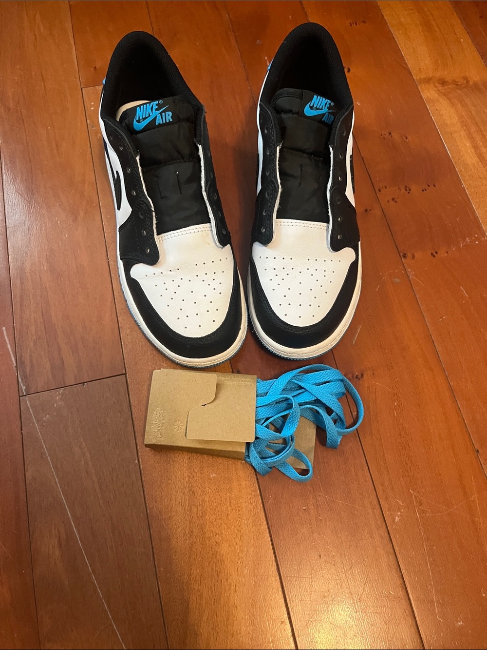NIKE Air Jordan 1 Retro Low OG
white/dk powder blue-black